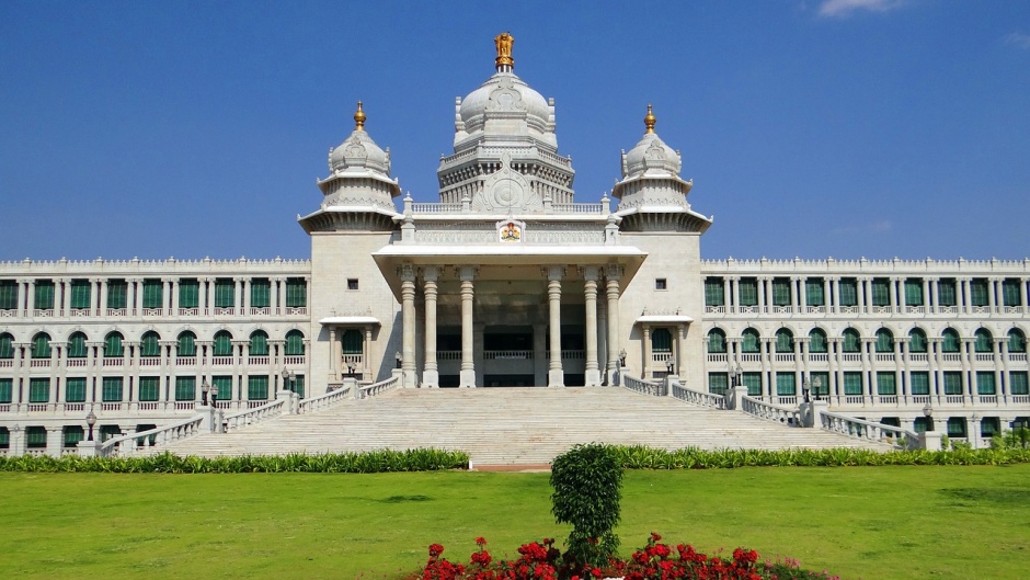 Suvarna Vidhana Soudh, the legislative building of the government of Karnataka where the anti-conversion Bill is being debated ./ <a target="_blank" href="https://pixabay.com/es/users/sarangib-37542/">Bishnu Sarangi </a>, Pixabay, CC0 .,