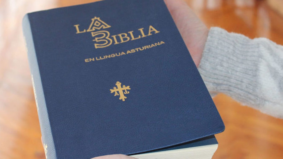 The Bible in Asturian, published by the Bible Society. / PD. ,