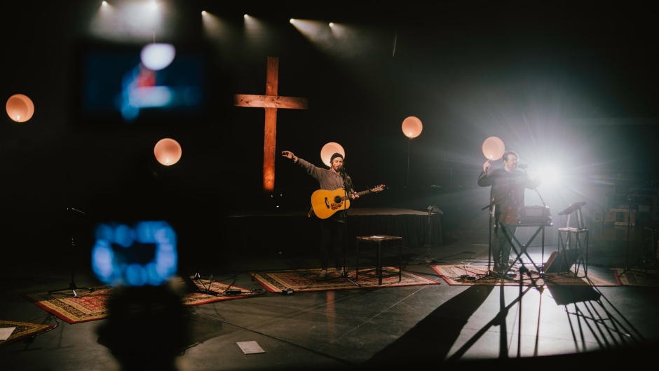 Recording of an online church service in the United States. / Photo: <a target="_blank" href="https://unsplash.com/@vincefleming">Vince Fleming</a>, Unsplash, CC0.,