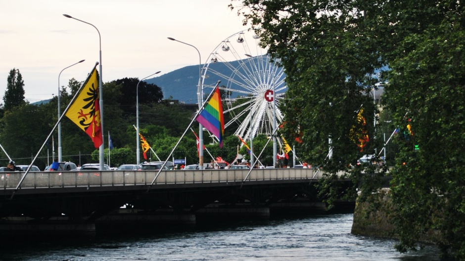 A LGBT flag in Geneva, Switzerland. / Photo: <a target="_blank" href="https://unsplash.com/@dels">D. Giandeni</a>,