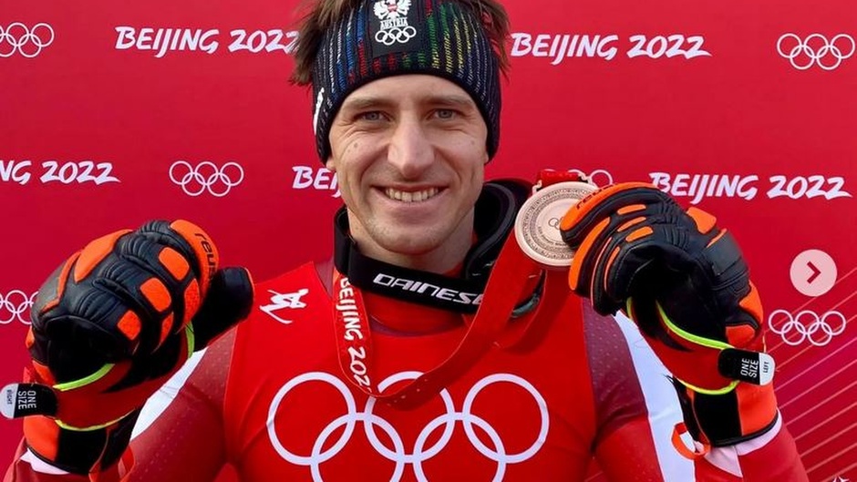 Mayer celebrates the gold medal in the Beijing 2022 Olympic Games. / Photo: <a target="_blank" href="https://www.instagram.com/matthiasmayer_/">Matthias Mayer Instagram</a>.,