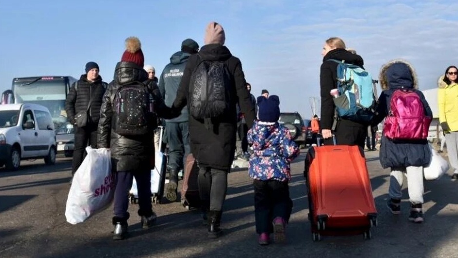 Ukrainian families cross the border with Poland in Zosin. / Photo: <a target="_blank" href="https://www.acnur.org/">UNHCR</a>, C: Melzer. ,