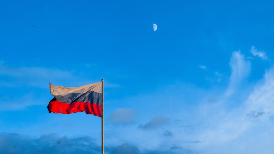 A Russian flag. / Photo: <a target="_blank" href="https://unsplash.com/@sampowl">S. Oxyak</a>.,