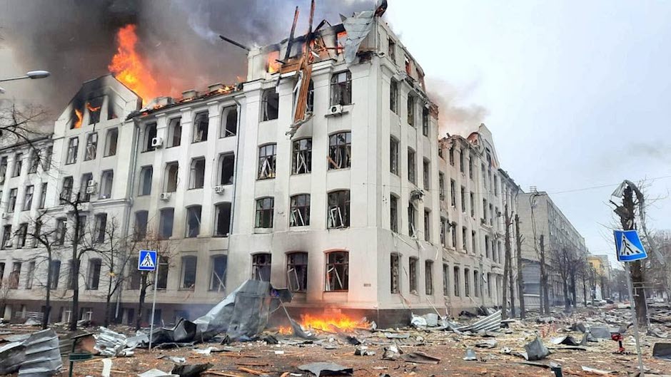 The police headquarters of Kharkiv attacked by Russian military. / Photo: <a target="_blank" href="https://en.wikipedia.org/wiki/Battle_of_Kharkiv_(2022)#/media/File:Police_GHQ_in_fire_in_Kharkiv.jpg">AFP, Wikipedia CC BY SA 4.0</a>,