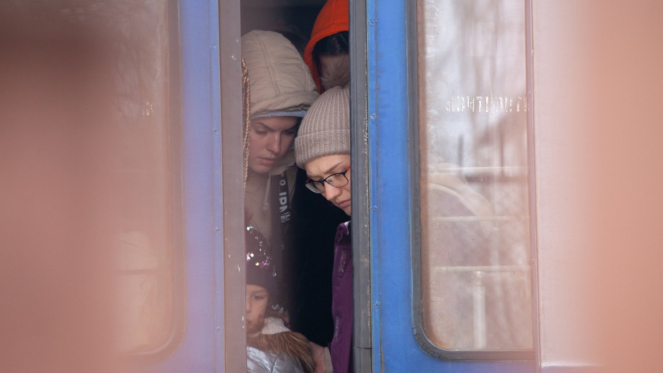 Refugees arrive in safe spaces after leaving Ukraine by train. / Photo: <a target="_blank" href="https://www.flickr.com/photos/mirekpruchnicki/51924526128/"> Mirek Pruchnicki</a>, Filckr, CC BY 2.0.,