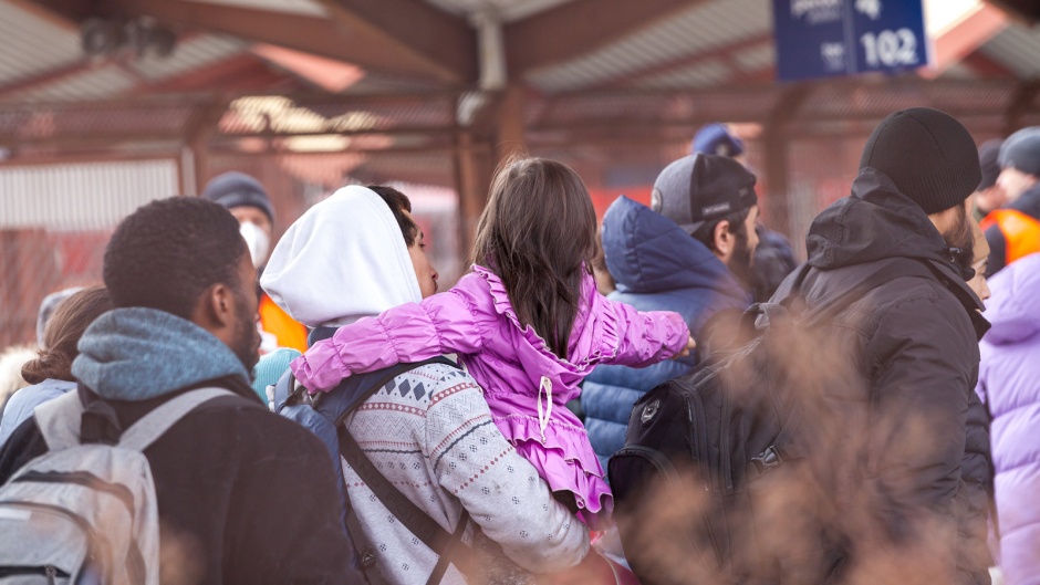 Ukrainian refugees arriving in Przemyśl, Poland. /  Photo: <a target="_blank" href="https://www.flickr.com/photos/mirekpruchnicki/with/51912279772/"> Mirek Pruchnicki</a>, Filckr, CC BY 2.0.,