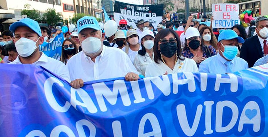 Evangelical Congresswoman Milagros Jáuregui de Aguayo, was at the head of the march. / Evangelico Digital.,