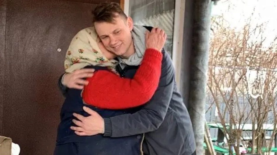 A woman hugs one of the missionaries of Word of Life in Ukraine after receiving humanitarian help. / <a target="_blank" href="https://stories.wol.org/">WOL</a>,