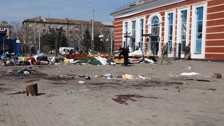 There were 4,000 people at Kramatorsk station when 2 missiles hit the site, kiling at least 52 people. / <a target="_blank" href="https://en.wikipedia.org/wiki/Kramatorsk_railway_station_attack#/media/File:%D0%9E%D0%BA%D1%83%D0%BF%D0%B0%D0%BD%D1%82%D0%B8_%D0%B2%D0%B4%D0%B0%D1%80%D0%B8%D0%BB%D0%B8_%C2%AB%D0%A2%D0%BE%D1%87%D0%BA%D0%BE%D1%8E-%D0%A3%C2%BB_%D0%BF%D0%BE"> Army inform, Wikimedia Commons</a>, CCO.,