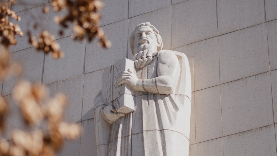 A statue of Moses with the Ten Commandments. / Photo: <a target="_blank" href="https://unsplash.com/@levimeirclancy">Levi Meir Clancy</a>, Unsplash, CC0.,