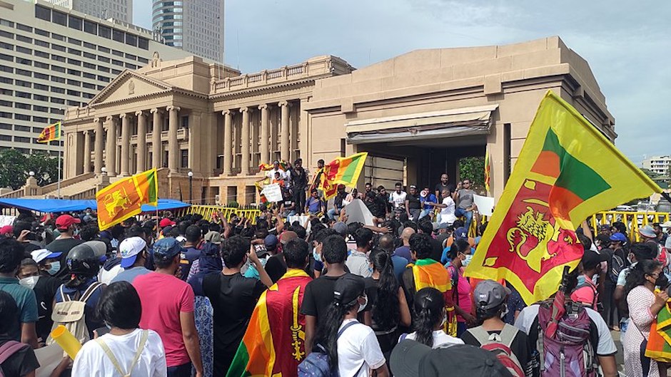 A demonstration against the Sri Lankan government in front of the Presidential Secretariat building in April 2022. / Antano, Wikimedia Commons.,