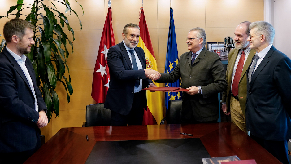 Enrique López, Regional Minister of the Presidency, and Manuel Cerezo, General Secretary of the CEM, after the signing of the protocol.,