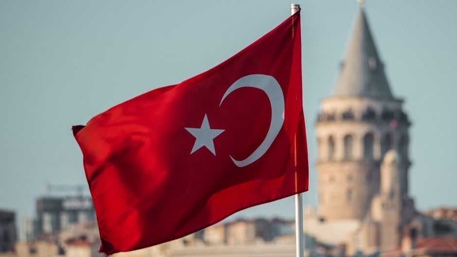 A national flag in Turkey. / Photo: <a target="_blank" href="https://unsplash.com/es/@imadalassiry">Imad Alassiry</a>, Unsplash, CC0.,