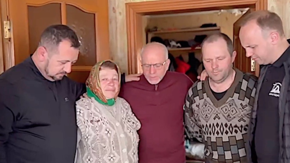 Spanish Baptist leaders praying with a family and volunteers in Ukraine. / <a target="_blank" href="https://uebe.org/">UEBE</a>,