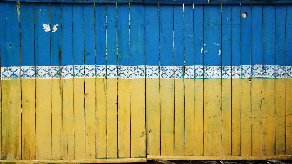 The fence of a construction site in Kyiv as a sign of Ukrainian patriotism. / Photo: <a target="_blank" href="https://unsplash.com/@tinahartung">tina hartung</a>, Unsplash, CC0,