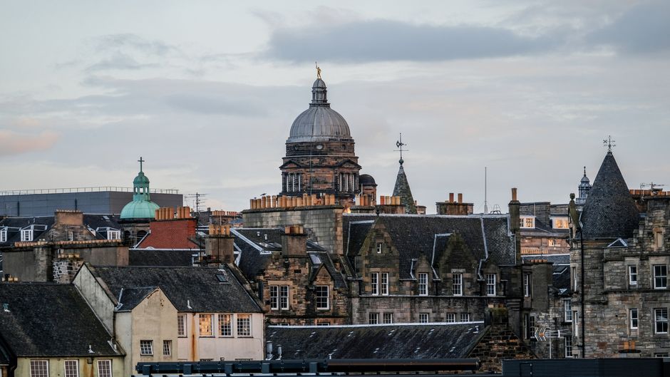 A view of Edinburgh, in Scotland. / Photo: <a target="_blank" href="https://unsplash.com/@paulfiedler">Paul Fiedler</a>, Unsplash, CC0,