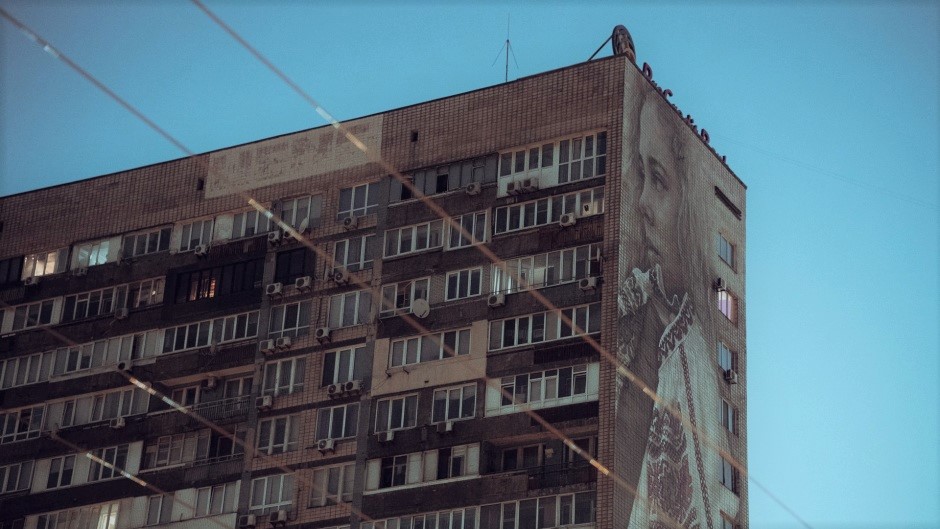A building in Kyiv, Ukraine. / Photo: <a target="_blank" href="https://unsplash.com/es/@katoblackmore">Kato Blackmore</a>, Unsplash, CC0.,