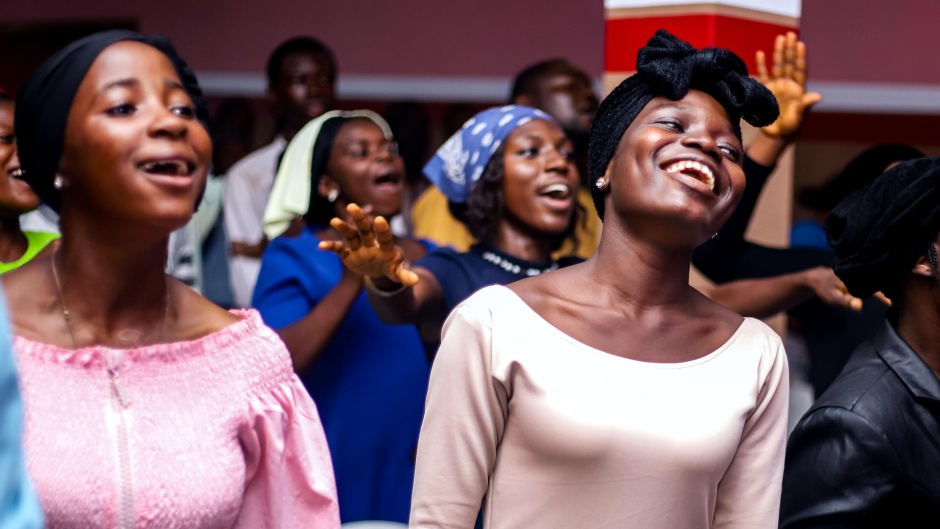 Millions attend Christian worship services across Africa but also in other continents like Europe. / Photo: <a target="_blank" href="https://unsplash.com/es/@adeyemiemmanuel">Adeyemi Emmanuel Abebayo</a>, Unsplash, CC0.,