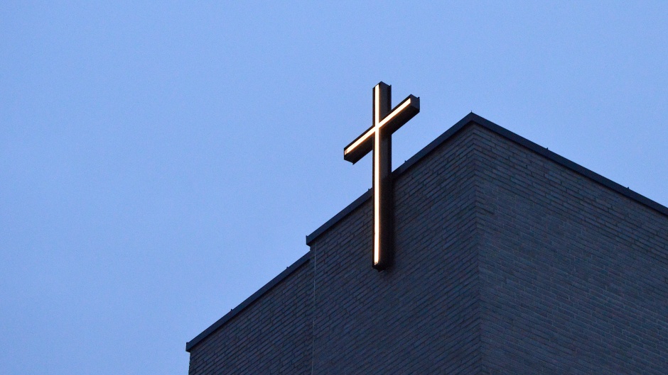 The destiny of the illuminated church cross at Skauen church in Skien (Norway) is not clear. / Photo: Stein Gudvangen, <a target="_blank" href="https://www.kpk.no/">KPK</a>.,