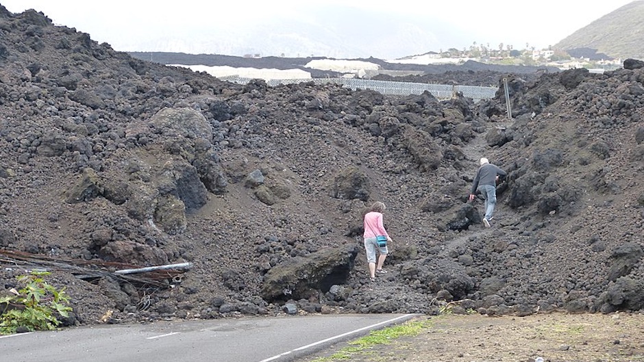 Hundreds of people on the island are still waiting for a place to live, / <a target="_blank" href="https://commons.m.wikimedia.org/wiki/User:Annamarie_Ursula#/media/File%3AVulkantourismus_2022_(Annamarie_Ursula)_P1400218.JPG">Annamarie Ursula, Wikimedia Commons</a>, CC0.,