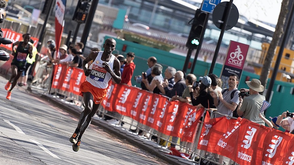 Eliud Kipchoge running the 2018 London Marathon. / Paul Hudson, Wikimedia Commons.,