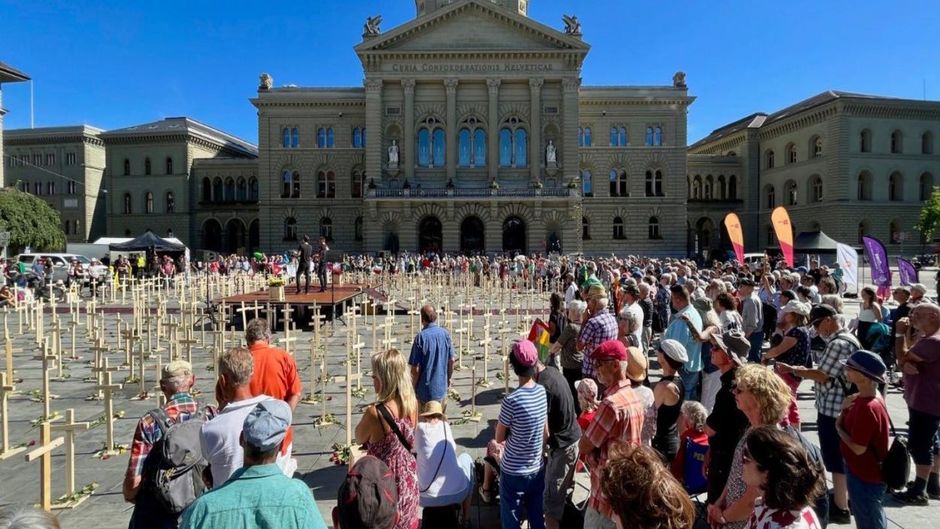 Around 500 people gathered in the Bundesplatz in Bern, Switzerland to pray and raise awareness about  persecuted Chistians. /  <a target="_blank" href="https://www.csi-suisse.ch/">csi</a>,