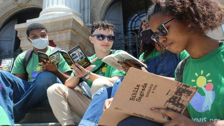 Young people with Bible selections at a Bible distribution campaign in Brazil. / Brazilian Bible Society. ,