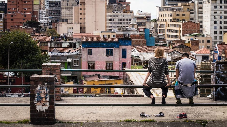Two young people in Bogotá, Colombia. /<a target="_blank" href="https://unsplash.com/@claydevoute">Delaney Turner</a>CCO.,