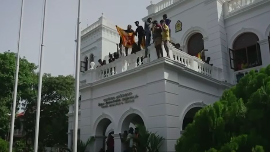 Protesters take over the prime minister's office in Sri Lanka / Screenshot, BBC.,