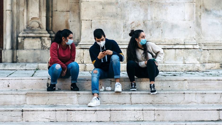 Young people meet outdoors in times of the coronavirus pandemic. / Photo: <a target="_blank" href="https://unsplash.com/@gabiontheroad">Gabriella Clare M.</a>,