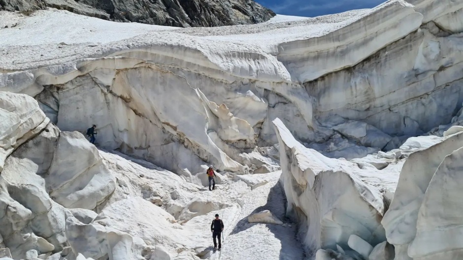 A group led by mountain guide Raphael Moser to the Piz Palü (Switzerland) crosses a glacier. / Photo: <a target="_blank" href="https://upward.ch/">Upward</a>,