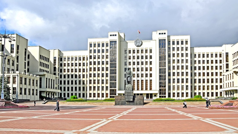 Government building in Minsk. / Photo: <a target="_blank" href="https://en.wikipedia.org/wiki/Government_House,_Minsk#/media/File:Belarus_3898_-_House_of_Government_(4185209317).jpg">Dennis Jarvis</a>, Wikimedia Commons, CC BY SA.,