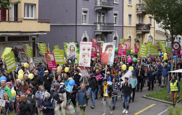 Under police protection, 1,000 march for life in Zürich