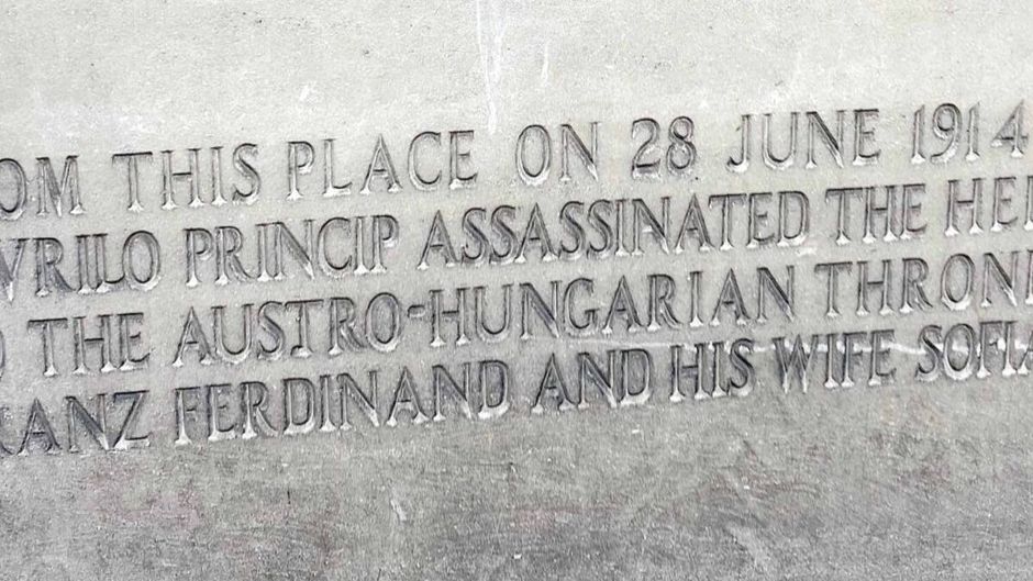 A plaque marks the spot where the Archduke Franz Ferdinand was assassinated on a street corner in Sarajevo./ Photo via <a target="_blank" href="https://weeklyword.eu/en/">Weekly Word</a>.,