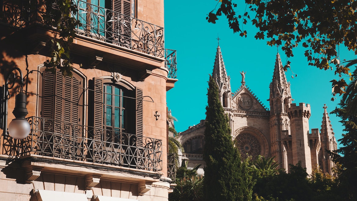 The Roman Catholic cathedreal of Mallorca, in Spain. / Photo: <a target="_blank" href="https://unsplash.com/@fr3nks">Daniel Frank</a>, Unsplash, CC0.,