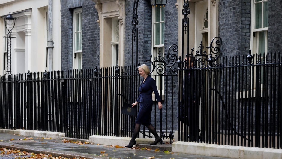 Liz Truss leaves the Prime Minister's residence in London, Downing Street 10, to make her resignation speech, 20 October 2022. / Photo: <a target="_blank" href="https://www.flickr.com/photos/number10gov/52440863482/">Andrew Parsons, No 10 Downing Street</a>, CC. ,