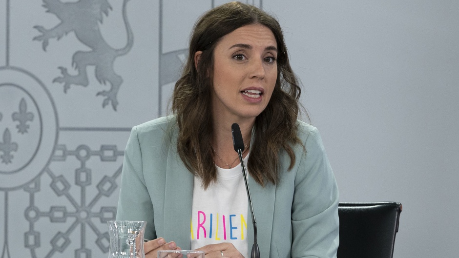 Irene Montero, the Equality Minister of the Spanish government, defending the 'trans law' in a press conference, June 2022. / Photo: <a target="_blank" href="https://www.flickr.com/photos/lamoncloa_gob_es/">Flickr, Moncloa</a>, CC.,