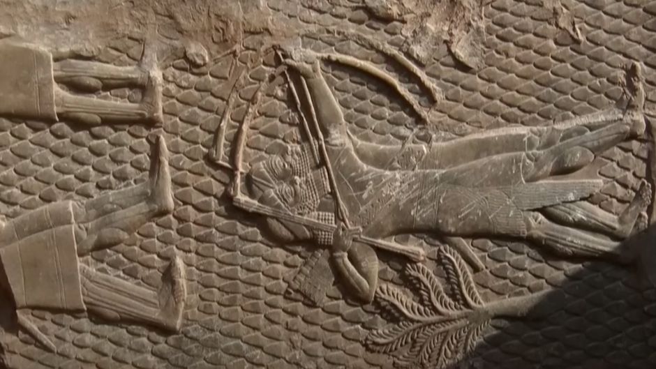 The carvings depict Assyrian soldiers of the time firing their bows / BBC, screenshot from YouTube.,