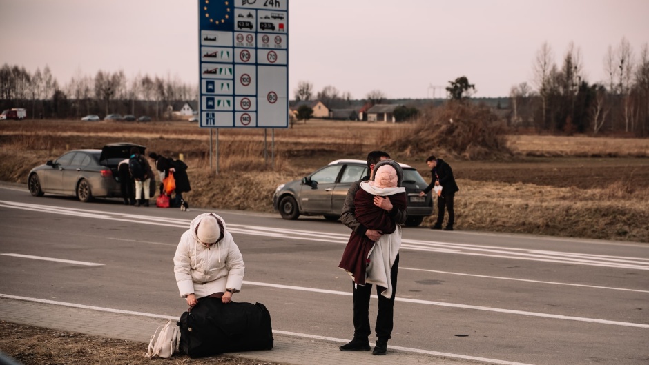 Families leaving Ukraine after the Russian invasion. / Photo: <a target="_blank" href="https://unsplash.com/@kwinmedia">Kevin Bückert</a>, Unsplash, CC0.,