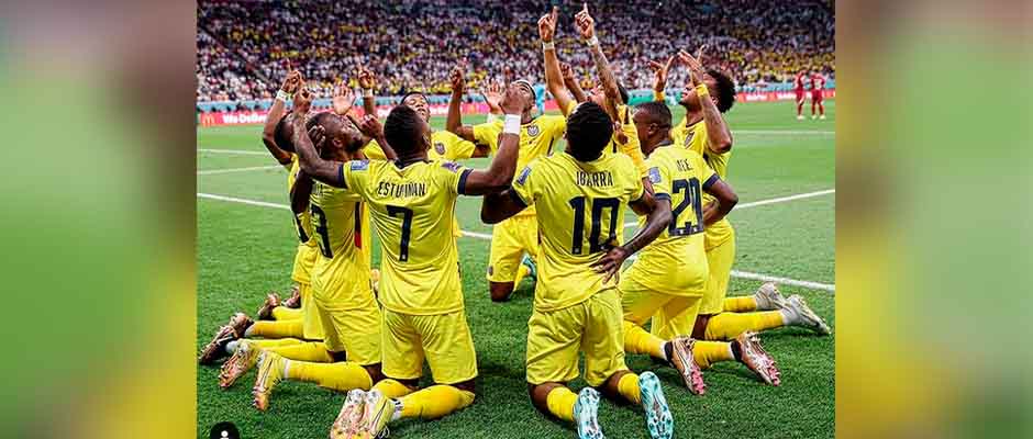 The Ecuador football team, on their knees. / Photo via <a target="_blank" href="https://www.evangelicodigital.com/">Evangélico Digital</a>. ,