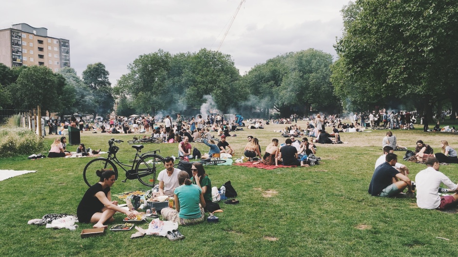 Groups of people in a park in London, UK. / Photo: <a target="_blank" href="https://unsplash.com/@robertbye">Robert Bye</a>, Unsplash, CC0.,