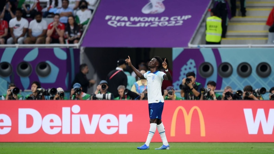 England football player Bukayo Saka pointing to heaven during a match of the FIFA World Cup 2022 in Qatar. / Photo: <a target="_blank" href="https://twitter.com/BukayoSaka87/">Twitter @bukayosaka87</a>.,