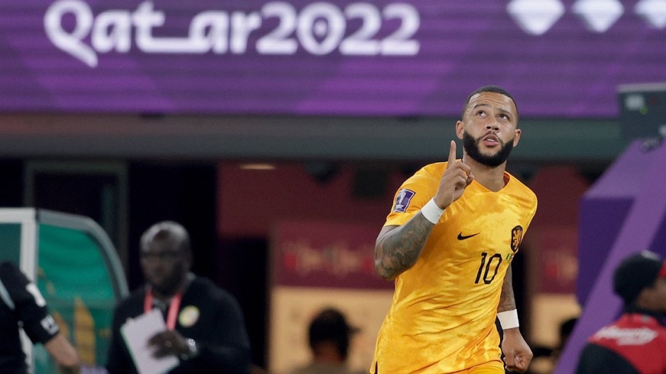 Memphis Depay, player of Netherlands in the Watar 2022 FIFA World Cup, points to heaven to thank God. / Photo: <a target="_blank" href="https://twitter.com/Memphis">Twiter Memphis Depay</a>,