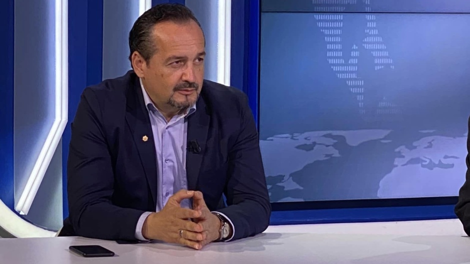 Akil Pano, in a recent debate on national television in Albania. / Photo: <a target="_blank" href="https://www.facebook.com/profile.php?id=100044250408427">Akil Pano</a>.,