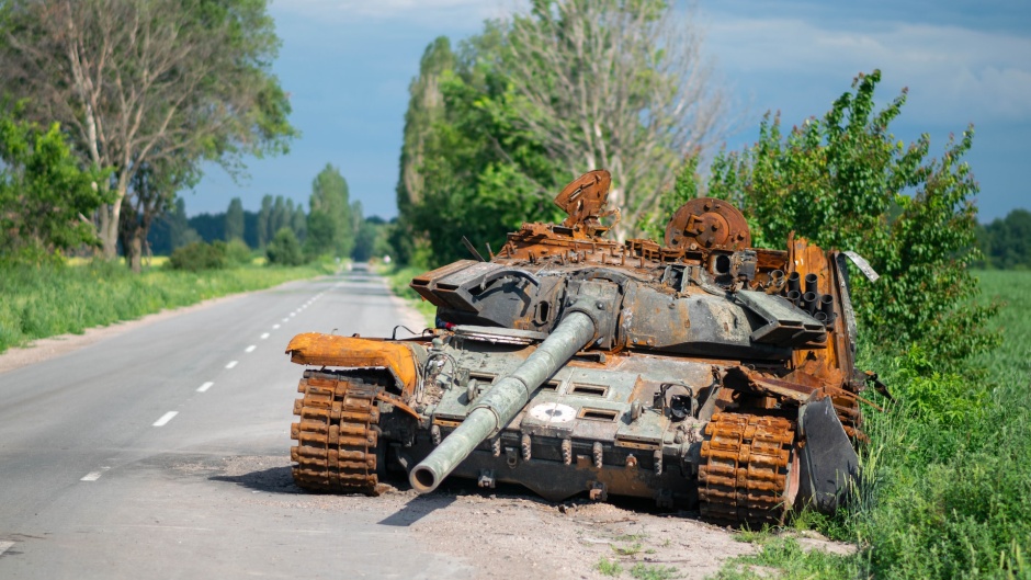 A Russian tank destroyed and left behind in a road in Eastern Ukraine. / Photo: <a target="_blank" href="https://unsplash.com/@bdv91">Dmitry Bukhantsov</a>, Unsplash, CC0.,