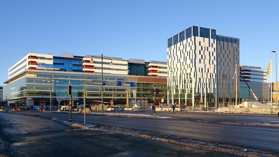 Karolinska hospital in Stockholm no longer uses puberty blockers and cross-sex hormones with minors.  / <a target="_blank" href="https://es.wikipedia.org/wiki/Hospital_universitario_Karolinska#/media/Archivo:Nya_Karolinska,_december_2016a.jpg">Holger Ellgaard</a>, Wikimedia Commons.,