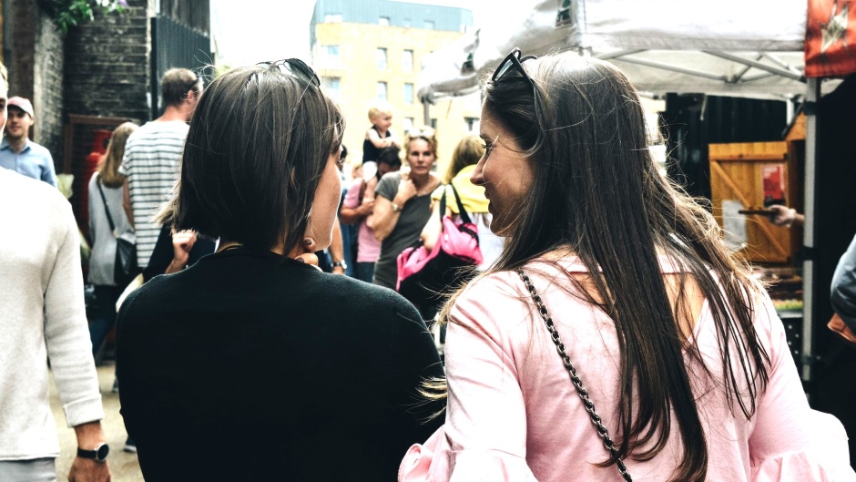 People in a market in London, England. / Photo: <a target="_blank" href="https://unsplash.com/@aliciasteels">Alicia Steels</a>,