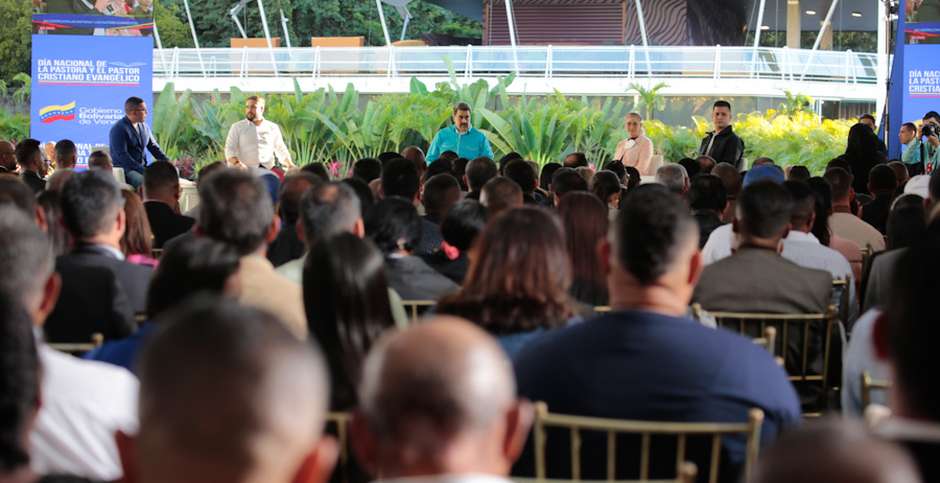 President of Venezuela, Nicolás Maduro (blue shirt, centre) meets MOCEV evangelical pastors on 19 January 2023, official Day of Evangelical Pastors. / Photo via Evangélico Digital.,