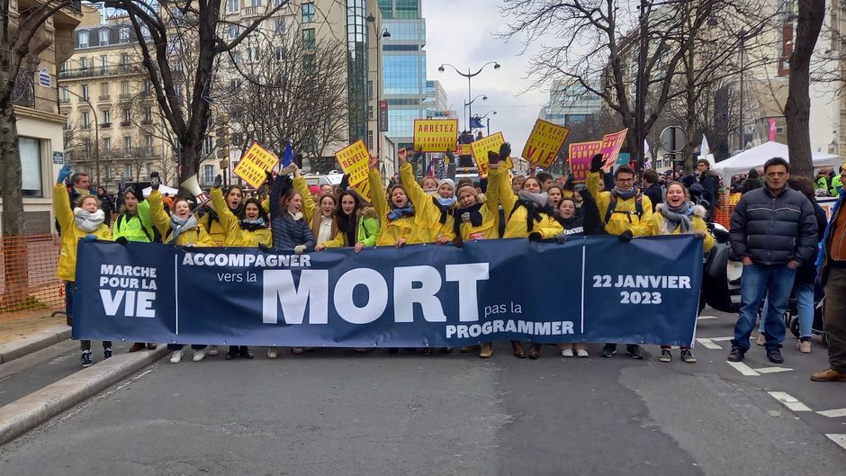 Thousands march for life in Paris. / <a target="_blank" href="https://twitter.com/MarchePourLaVie">@MarchePourLaVie</a>,