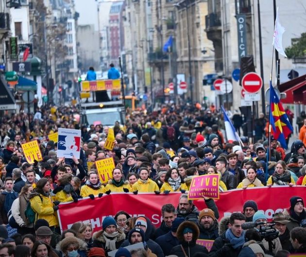 Thousands march against euthanasia and abortion in Paris